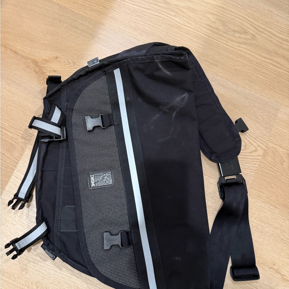 Chrome messenger bag night edition